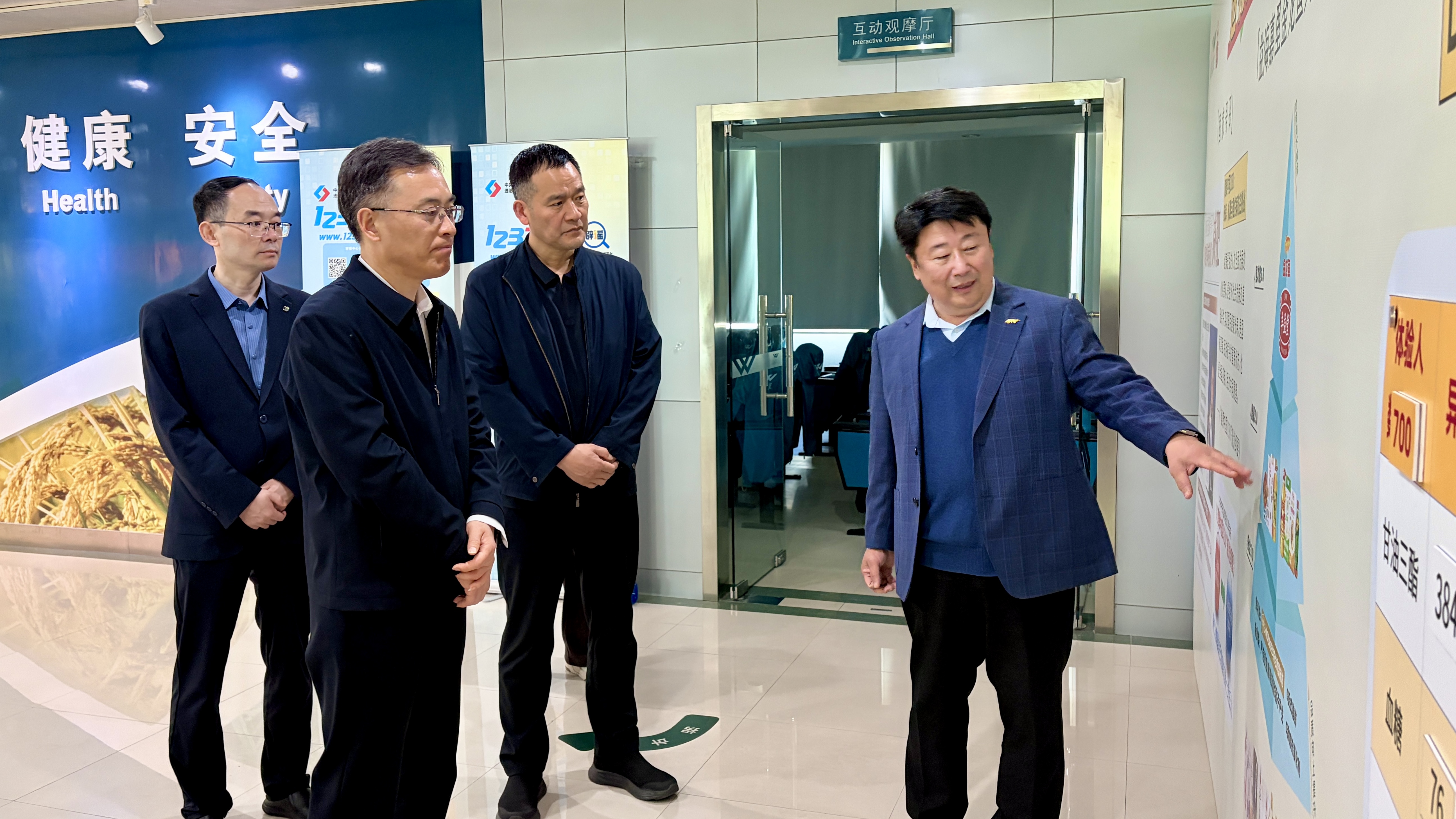 郑州大学党委书记李成伟一行到访研发中心座谈交流